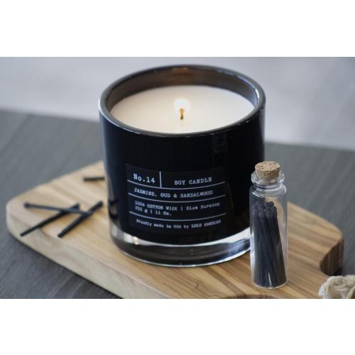 Présentation de Bougie parfumée luxe Jasmin, Oud, Bois de Santal - Lulu Candles en situation