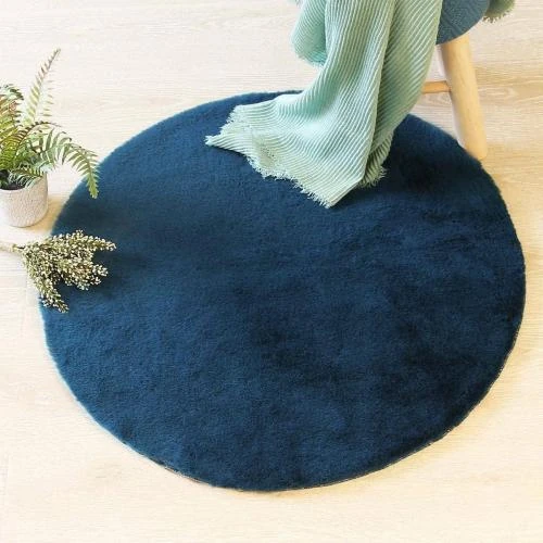 Détail de Tapis doux fourrure bleu canard ATMOSPHERA
