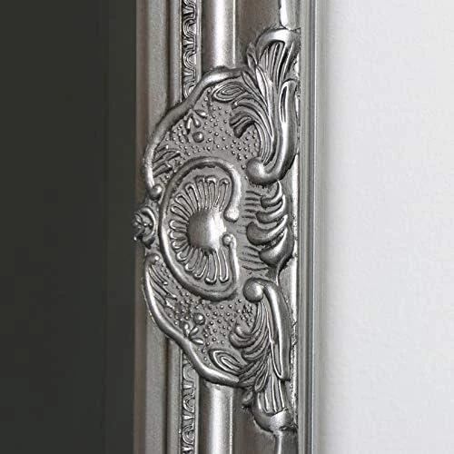 Zoom sur Miroir argenté biseauté, design élégant, décor intérieur