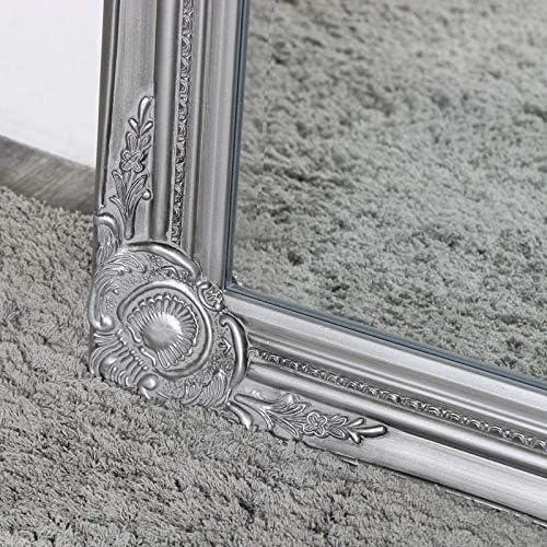 Détail de Miroir argenté biseauté, design élégant, décor intérieur