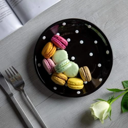 Zoom sur Assiette dessert noire, pois blancs, céramique artisanale