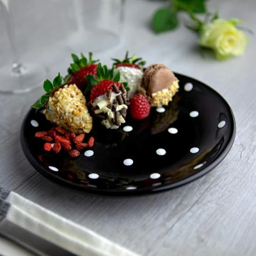 Détail de Assiette dessert noire, pois blancs, céramique artisanale