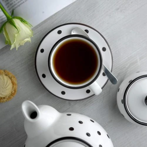 Zoom sur Tasse, sous-tasse café, thé, blanche, pois noirs, céramique artisanale