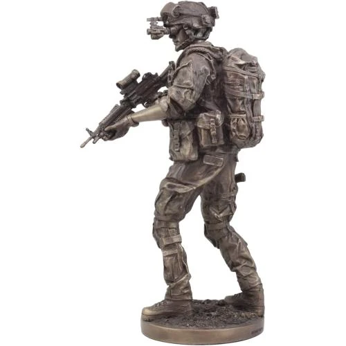Zoom sur Sculpture Statue Soldat Mission Nuit Covert Ebros Gift