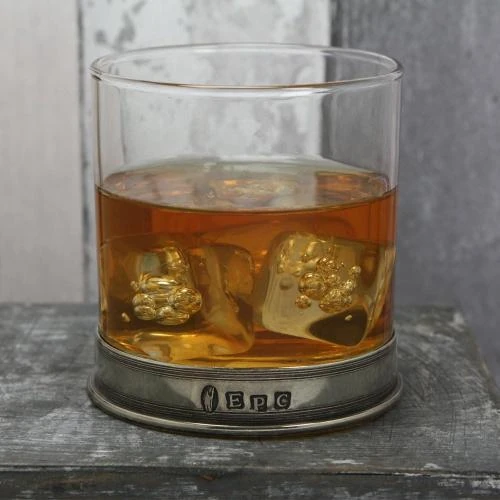 Détail de Verre à whisky English Pewter, base en étain élégante