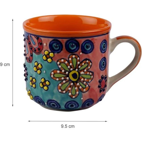 Zoom sur Tasses à café colorées, motif floral, peintes à la main
