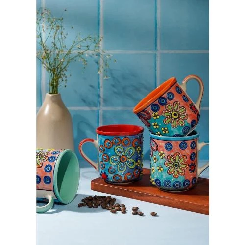 Détail de Tasses à café colorées, motif floral, peintes à la main
