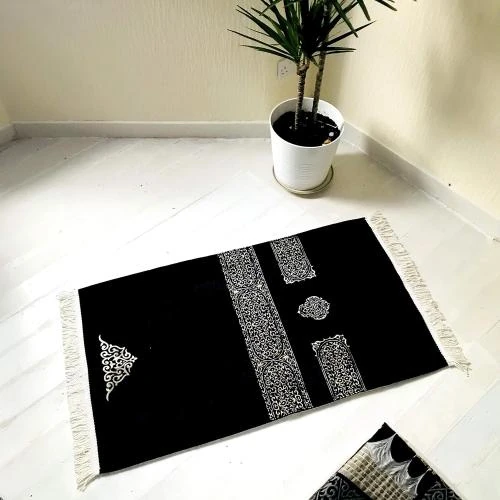 Zoom sur Tapis de prière musulman noir, motif islamique brodé