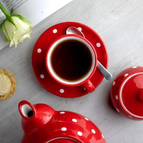 Zoom sur Tasse, sous tasse café, thé, rouge, pois blancs, City to Cottage