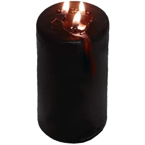 Zoom sur Bougie pilier cire noire, larmes vampire, design unique