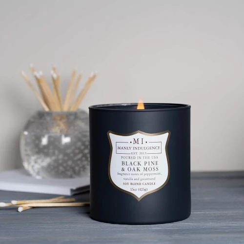 Détail de Bougie Manly Indulgence Soja Pin Noir, Mousse Chêne