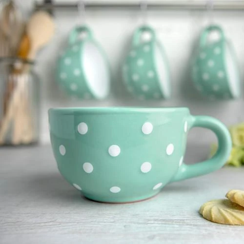 Détail de Tasse en céramique bleue turquoise, pois blancs, artisanale