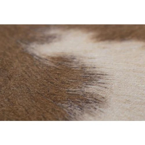 Détail de Tapis Andiamo Peau de Vache Imitation Crème Marron