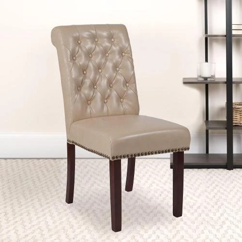 Détail de Chaises Parsons Souples Cuir Beige, Garniture Clous, Finition Noyer