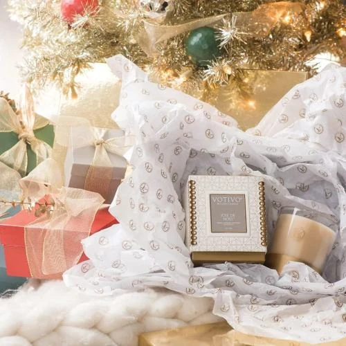 Zoom sur Bougie festive Votivo Joie de Noël, parfum envoûtant