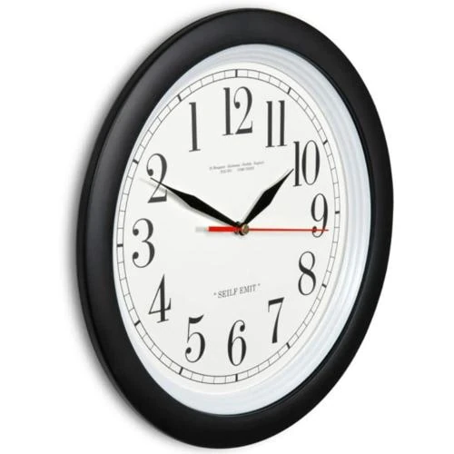 Zoom sur Horloge inversée Quickdraw Stationery UK, design moderne