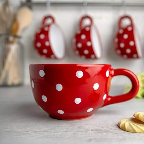 Détail de Tasse en céramique rouge à pois blancs, faite main