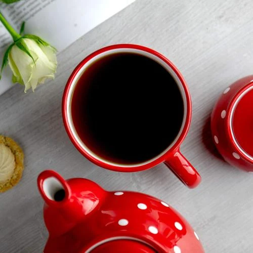 Zoom sur Tasse en céramique rouge à pois blancs, faite main