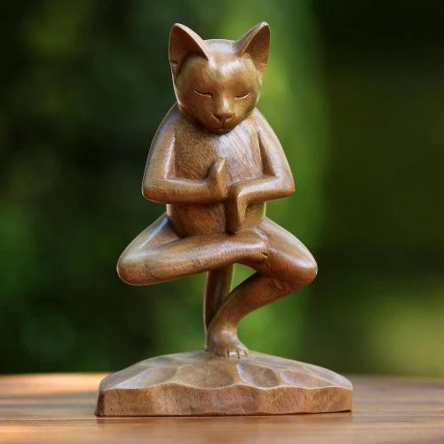 Détail de Sculpture en Bois Vrkasana Yoga Kitty Marron NOVICA