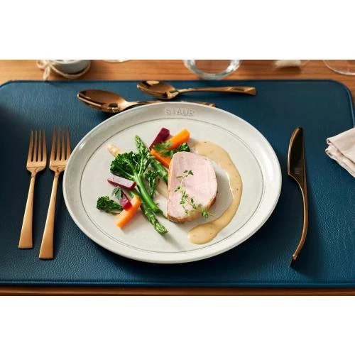 Détail de Assiette plate céramique émaillée truffe blanche STAUB
