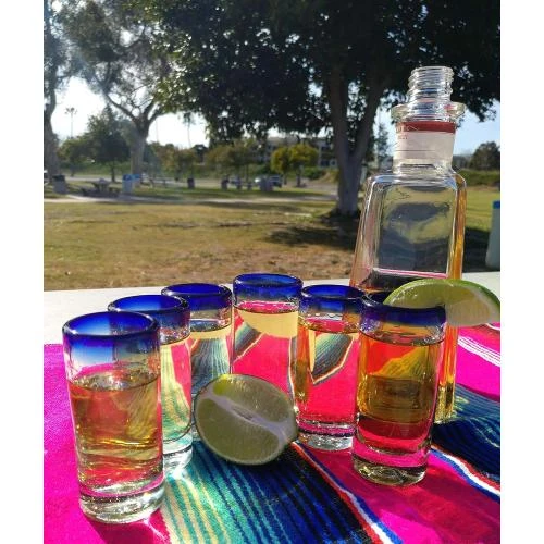 Détail de Verres à shot tequila mexicains soufflés main, bord bleu cobalt