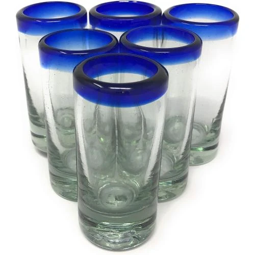 Zoom sur Verres à shot tequila mexicains soufflés main, bord bleu cobalt