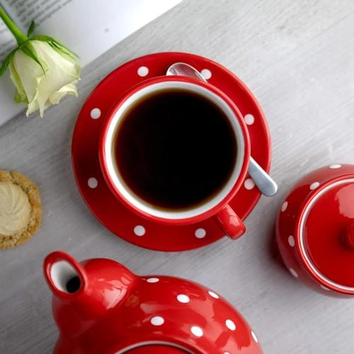 Zoom sur Tasse, sous-tasse, café, thé, rouge, pois blancs, City To Cottage
