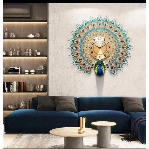 Zoom sur Horloge murale paon, design élégant, décoration intérieure