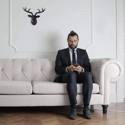 Zoom sur Tête de cerf noir, décoration murale géométrique bois
