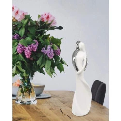 Sculpture Couple Amoureux, Céramique Blanc Argent, Décoration Moderne en situation