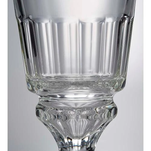 Zoom sur Verre Absinthe La Rochere, Design Élégant, Artisanat Français