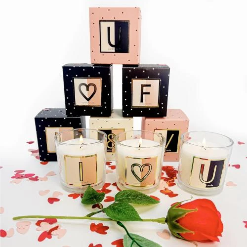 Détail de Bougie personnalisable lettre A, parfum grenade, coffret cadeau