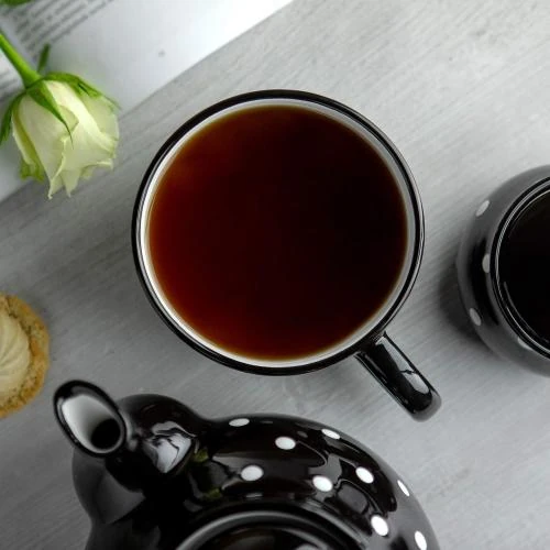 Zoom sur Tasse en céramique noire, pois blancs, artisanale