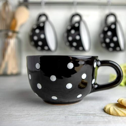 Détail de Tasse en céramique noire, pois blancs, artisanale