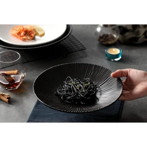 Détail de Assiettes plates porcelaine japonaises, lot 4 noir