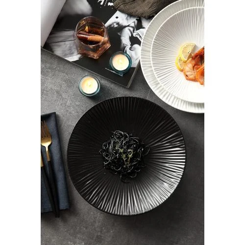 Zoom sur Assiettes plates porcelaine japonaises, lot 4 noir