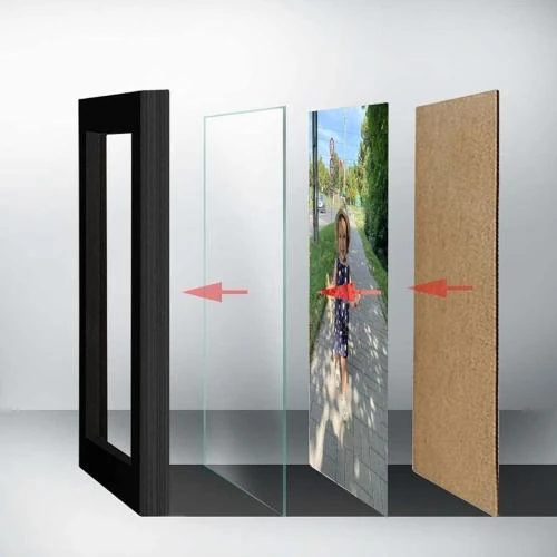 Zoom sur Cadre photo chêne, passe-partout blanc, montage mural