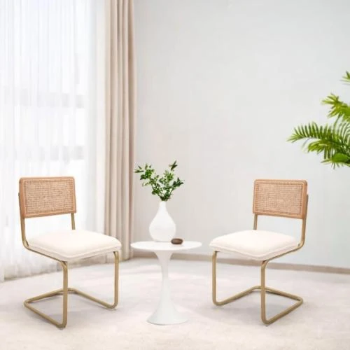 Détail de Chaises élégantes en osier et métal doré pour salon et cuisine