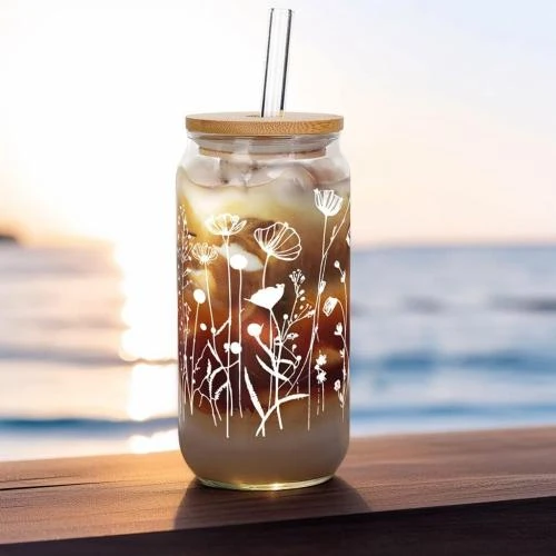 Zoom sur Tasses en verre ANOTION, canette bière, couvercles, pailles