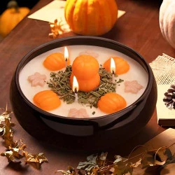 Décorations automnales, bougies citrouille, feuilles érable