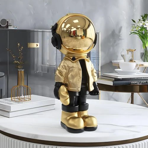 Détail de Statue astronaute dorée, art moderne, décoration chambre
