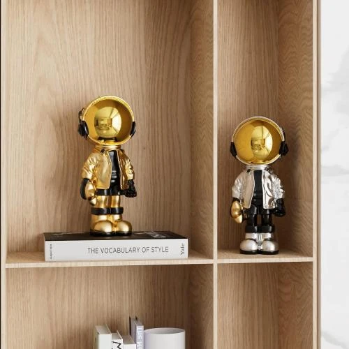 Zoom sur Statue astronaute dorée, art moderne, décoration chambre