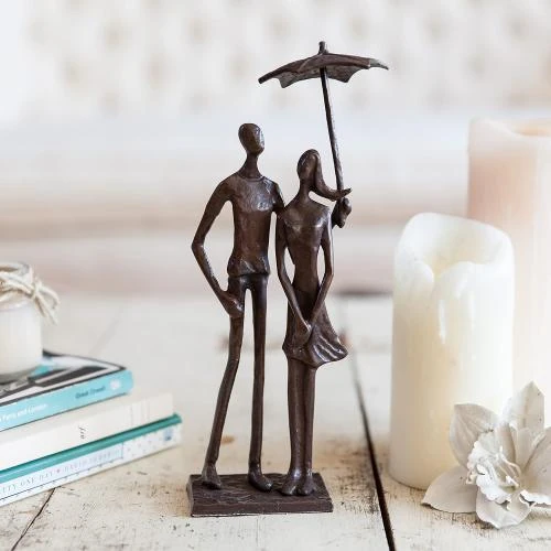 Détail de Sculpture Couple Amoureux Parapluie Bronze, Art Métal Moderne