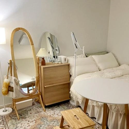 Détail de Miroir ovale sur pied bois vieilli Livinia