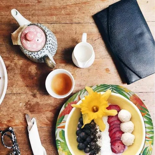 Détail de Assiette Plate Fleurs Jaunes Vertes Roses, Les Jardins de la Comtesse