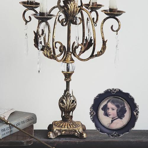 Présentation de Zoom sur Cadre photo rond vintage noir, motif floral, décoration