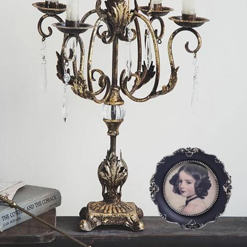 Zoom sur Cadre photo rond vintage noir, motif floral, décoration