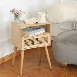 Table de chevet moderne MaxSmeo, rotin, rangement, noyer naturel en situation