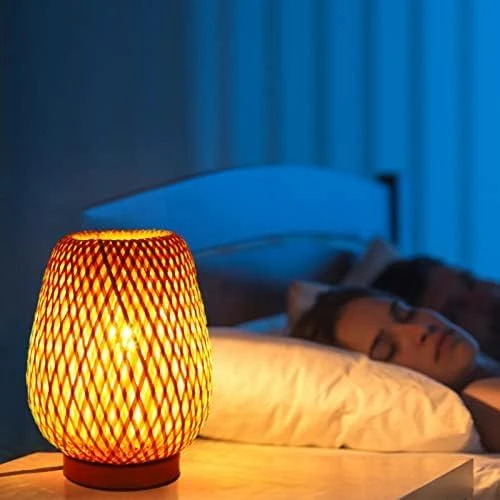 Zoom sur Petite Lampe de Table en Bambou Boho - Éclairage de Chevet Tissé