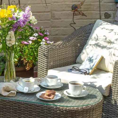 Zoom sur Tasses Cappuccino Blanches, Soucoupes Assorties, Ensemble 6